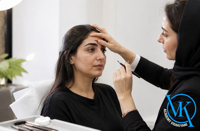 پاکسازی موهای زائد ابرو توسط پیگمنتر